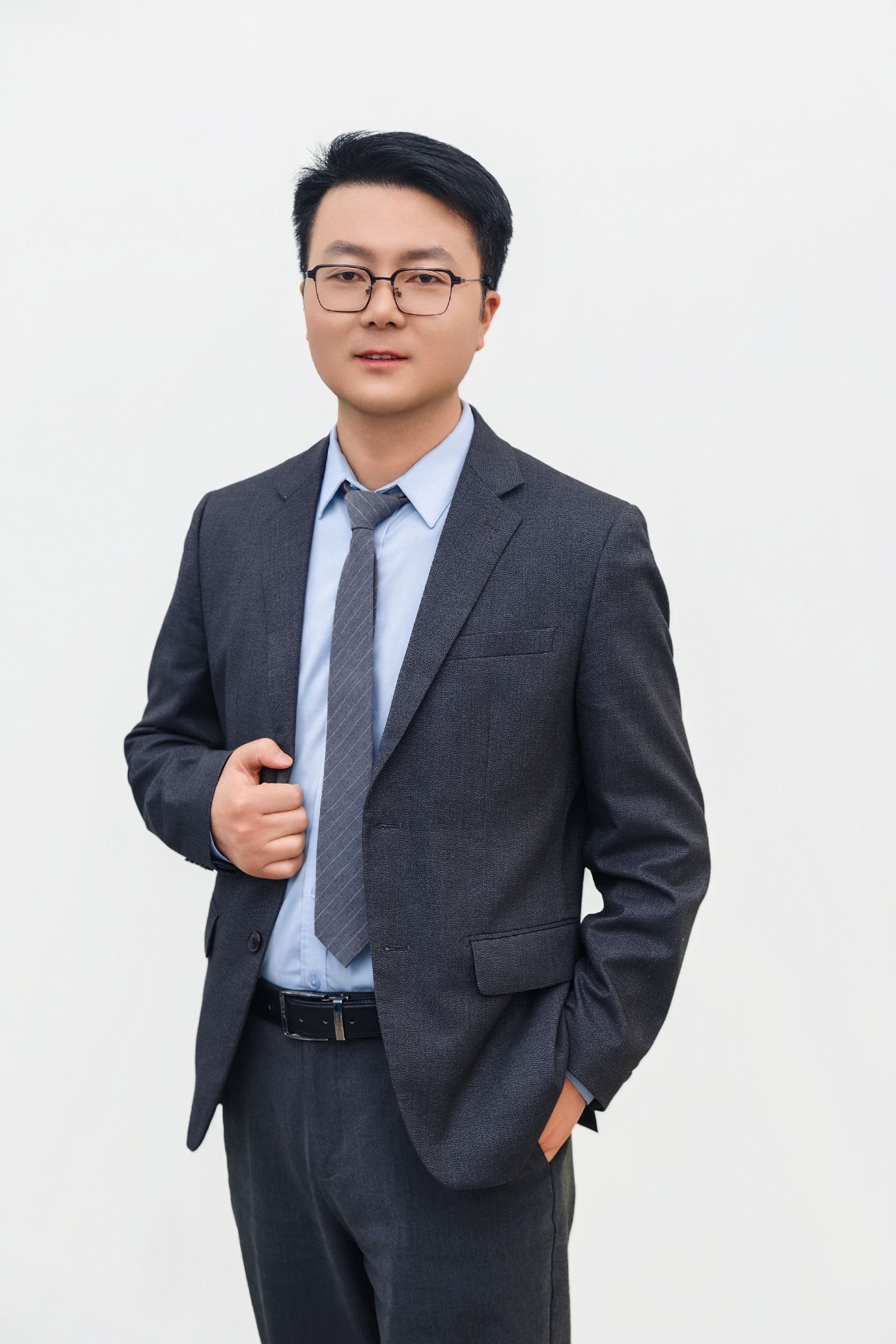 权    辉