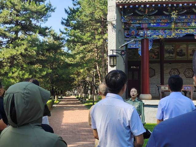 人们在街道上AI 生成的内容可能不正确。 人们在街道上AI 生成的内容可能不正确。