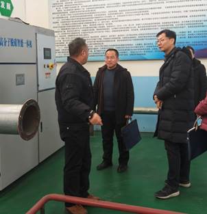 一群人站在台上演讲中度可信度描述已自动生成